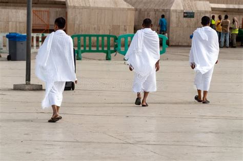Foto di uomini in Ihram all'aeroporto prima del pellegrinaggio