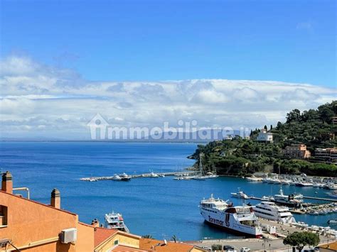 Vista panoramica del porto di Porto Santo Stefano con yacht e imbarcazioni
