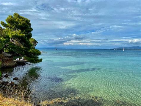 Vista di Cala Pozzarello con acque calme e vegetazione circostante