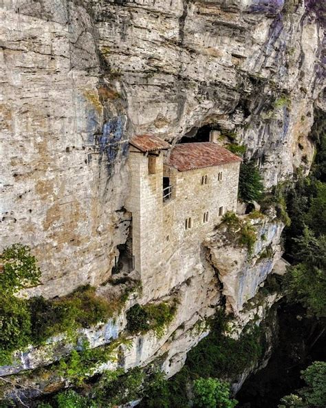 Eremo di San Viviano abbarbicato alla roccia