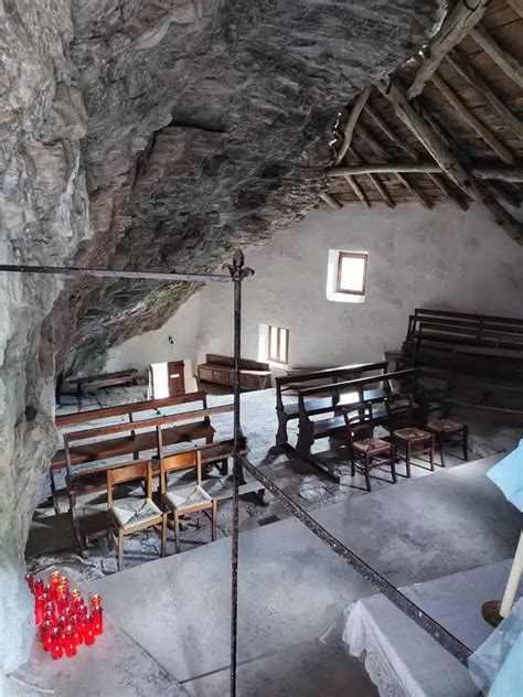 Interno dell'Eremo di San Viviano, dettaglio altare