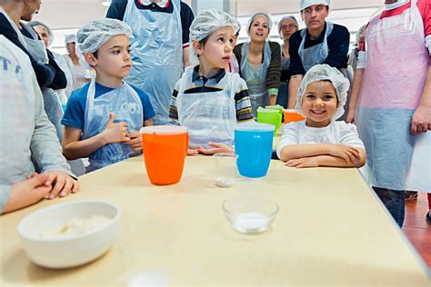 Bambini che partecipano a un laboratorio didattico presso un museo