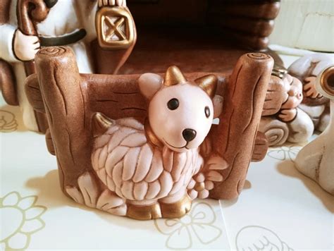 Capretta in ceramica bianca della collezione Giubileo THUN