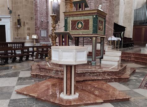 Interno della Chiesa con acquasantiere in marmo rosso di Verona, fonte battesimale e altari laterali in scagliola policroma