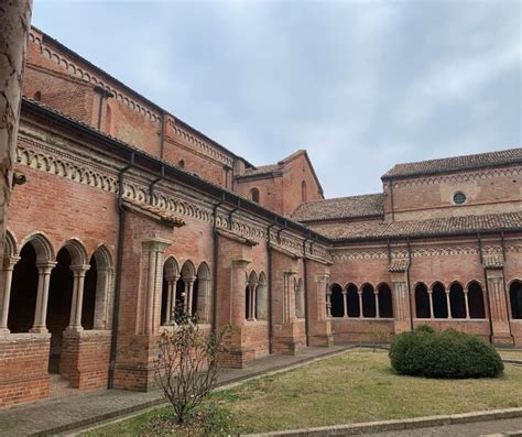 Monaci che disegnano il perimetro di un'abbazia con pagliuzze, guidati da una colomba bianca