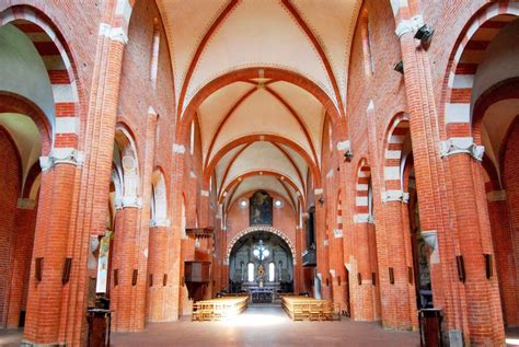 Interno della basilica dell'Abbazia di Chiaravalle della Colomba con affreschi