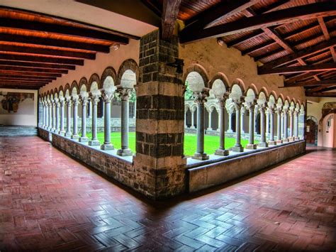 Foto di prodotti tipici dell'Abbazia di Piona (amari, tisane, miele)