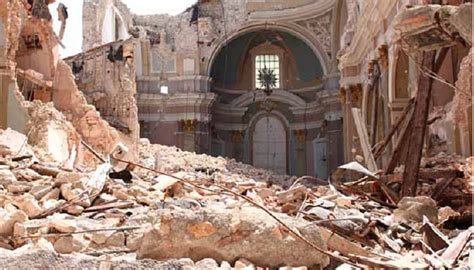 Immagine dei danni strutturali subiti dalla chiesa dopo il terremoto