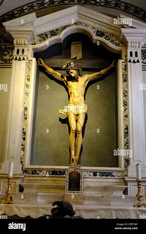 Foto interna della Cappella del Crocifisso con il suo altare e la pala d'altare