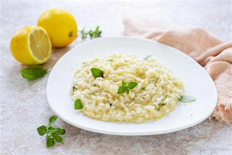 Piatto di risotto al limone e basilico fresco, decorato con scorza di limone