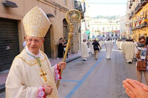 Vescovo Mons. Mario Russotto durante la Messa Crismale