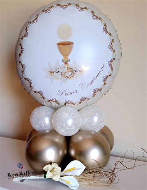Foto di un allestimento con palloncini per Prima Comunione o Cresima, con colori delicati e simboli religiosi.