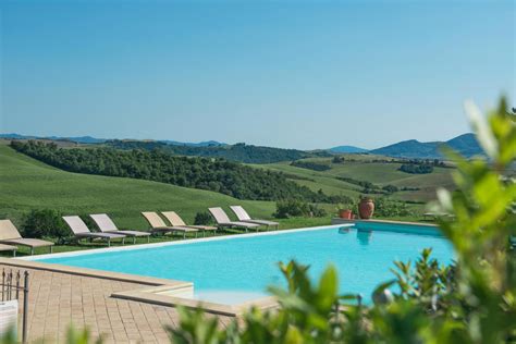 Piscina panoramica dell'Agriturismo San Basilio con vista su monti e mare