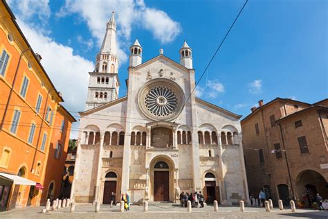 Foto panoramica della Cattedrale di Modena e della Ghirlandina
