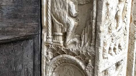 Dettaglio delle sculture degli stipiti interni della Porta della Pescheria raffiguranti i mesi