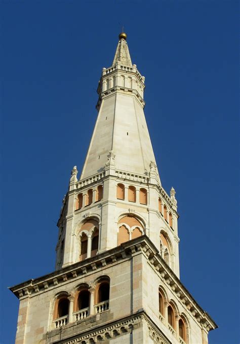 Foto della Ghirlandina, torre campanaria della Cattedrale di Modena