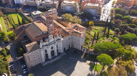 Veduta esterna della Basilica di Santa Croce in Gerusalemme, con la sua facciata barocca e il campanile
