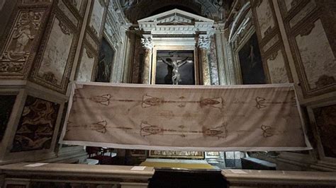 Foto della riproduzione della Sindone esposta nella basilica