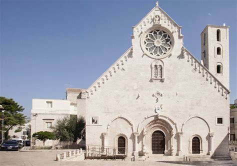 Facciata romanica della Concattedrale di Santa Maria Assunta