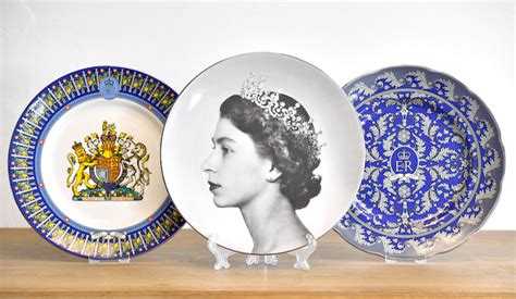 Collezione di gadget e souvenir del Giubileo di Platino, inclusa la Barbie della Regina