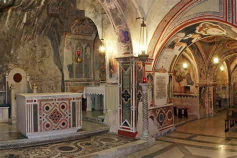 Architettura interna del Monastero del Sacro Speco che mostra l'integrazione con la roccia