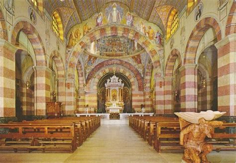 Interno della chiesa neoromanica di Barbana, con affreschi e altari