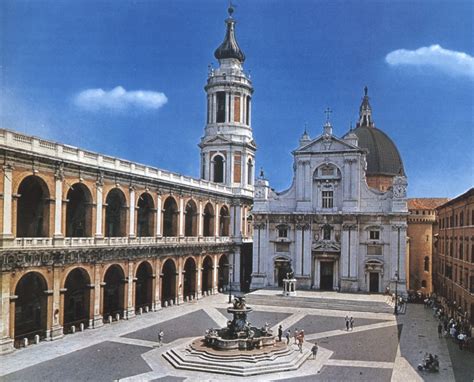 Veduta d'insieme della Basilica di Loreto e della piazza antistante