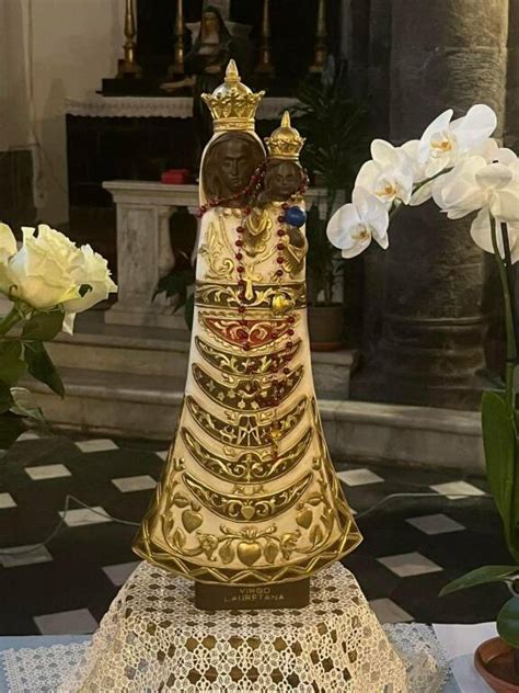 Foto ravvicinata della statua della Madonna Nera di Loreto