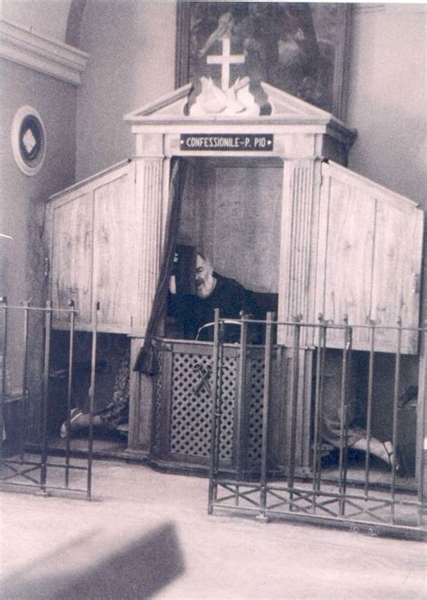 Padre Pio nel confessionale
