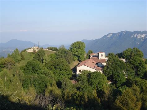 Foto panoramica del Santuario di Conche con il suo caratteristico tiburio ottagonale e la natura circostante