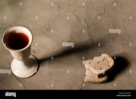 Tavola della Santa Cena con pane e calice di vino