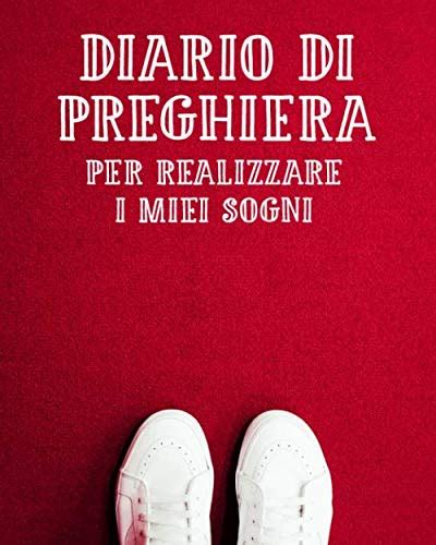 Persona che scrive su un diario di preghiera in una cappella