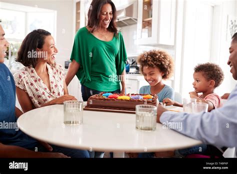 Una famiglia riunita attorno a un tavolo, che celebra con un banchetto