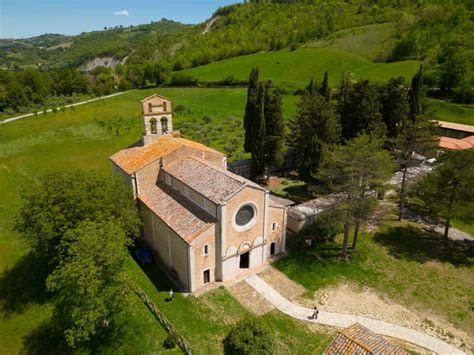 Facciata dell'Eremo di Ronzano con la sua caratteristica architettura conventuale