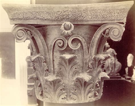 Dettaglio di un capitello corinzio recuperato durante i restauri dell'Eremo di Ronzano