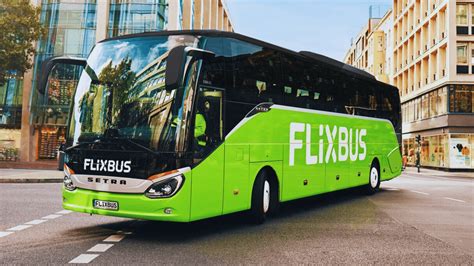 Foto di un autobus FlixBus moderno