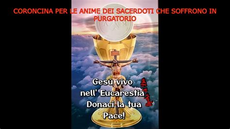 Fedeli in preghiera durante un'alluvione o calamità naturale, con un sacerdote che impartisce una benedizione.