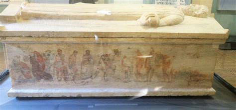 Dettaglio del Sarcofago del Sacerdote, con scene mitologiche dipinte sulla cassa