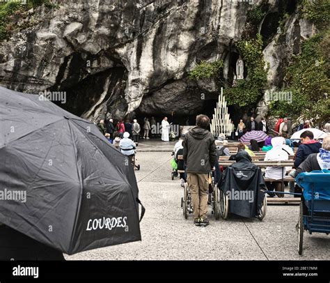 Santuario di Lourdes, fedeli in preghiera, malati in carrozzella