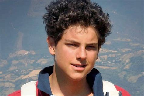 Ritratto di Carlo Acutis, un ragazzo sorridente e moderno