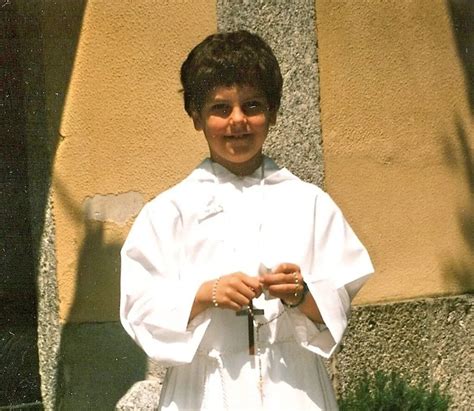Foto di Carlo Acutis da bambino con la famiglia