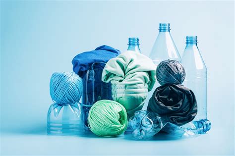 Infografica sulla composizione del tessuto Rpet e il suo impatto ambientale