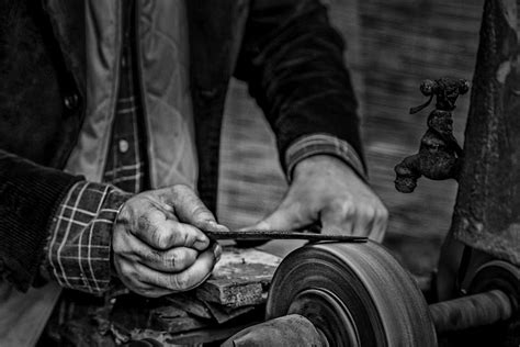 Mani che lavorano (es. artigianato, agricoltura, ufficio) con elementi che richiamano la fede