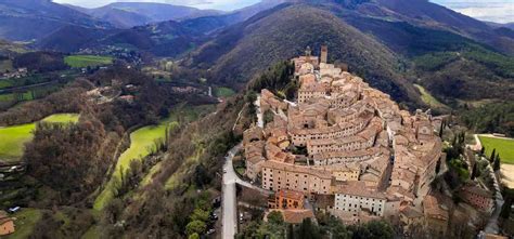 Paesaggio collinare dell'Umbria con borghi antichi
