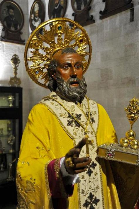 Fotografia dell'esterno dell'Eremo di San Nicola con il tetto a capanna e i resti murari circostanti