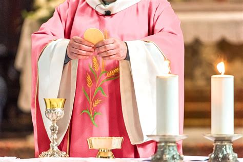 Vesti liturgiche rosa per la Domenica Gaudete o Laetare