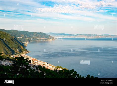 Vista panoramica dello Stretto di Messina con Reggio Calabria