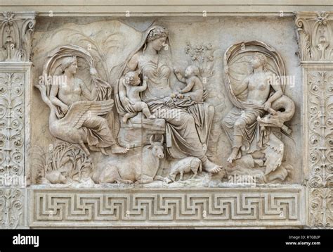 Pannello della Saturnia Tellus nell'Ara Pacis