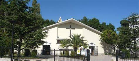 Foto esterna della chiesa di Cristo Re a Pescara con architettura moderna che ricorda una chiesa di montagna