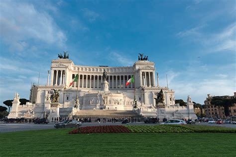 Foto panoramica dell'Altare della Patria a Roma, che ne mostri l'imponenza e il colore bianco